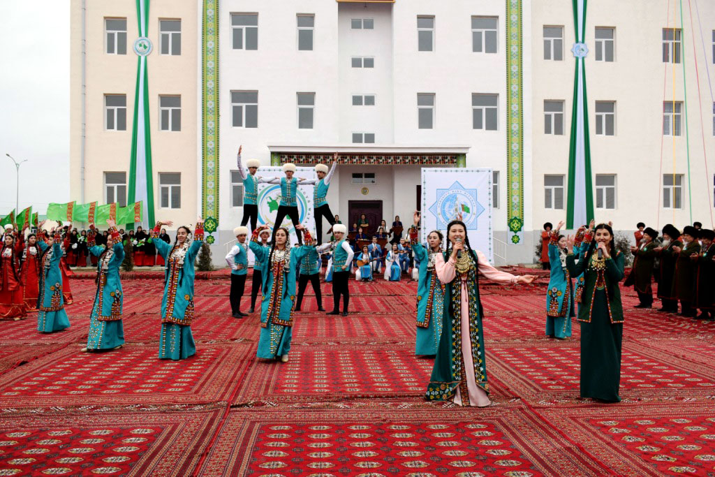 40 семей дашогузцев справили новоселье 