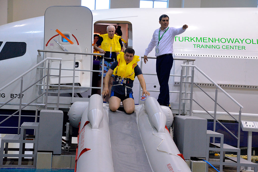«Türkmenhowaýollary» agentliginiň ekipažlary heläkçiliklerde halas ediş taýýarlygyny kämilleşdirýärler