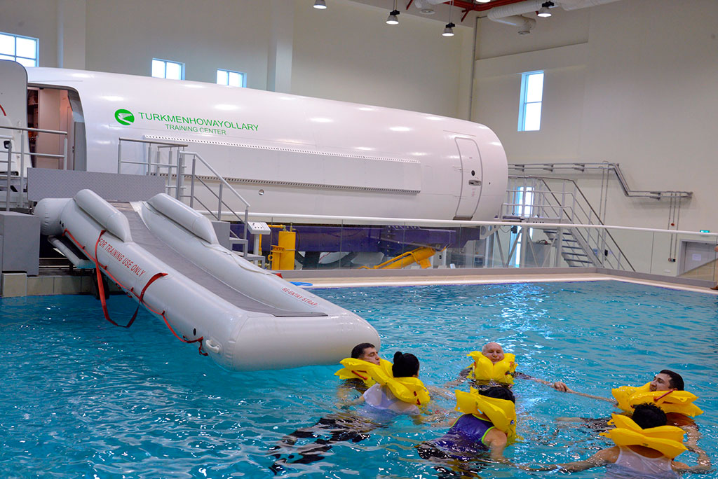 «Türkmenhowaýollary» agentliginiň ekipažlary heläkçiliklerde halas ediş taýýarlygyny kämilleşdirýärler