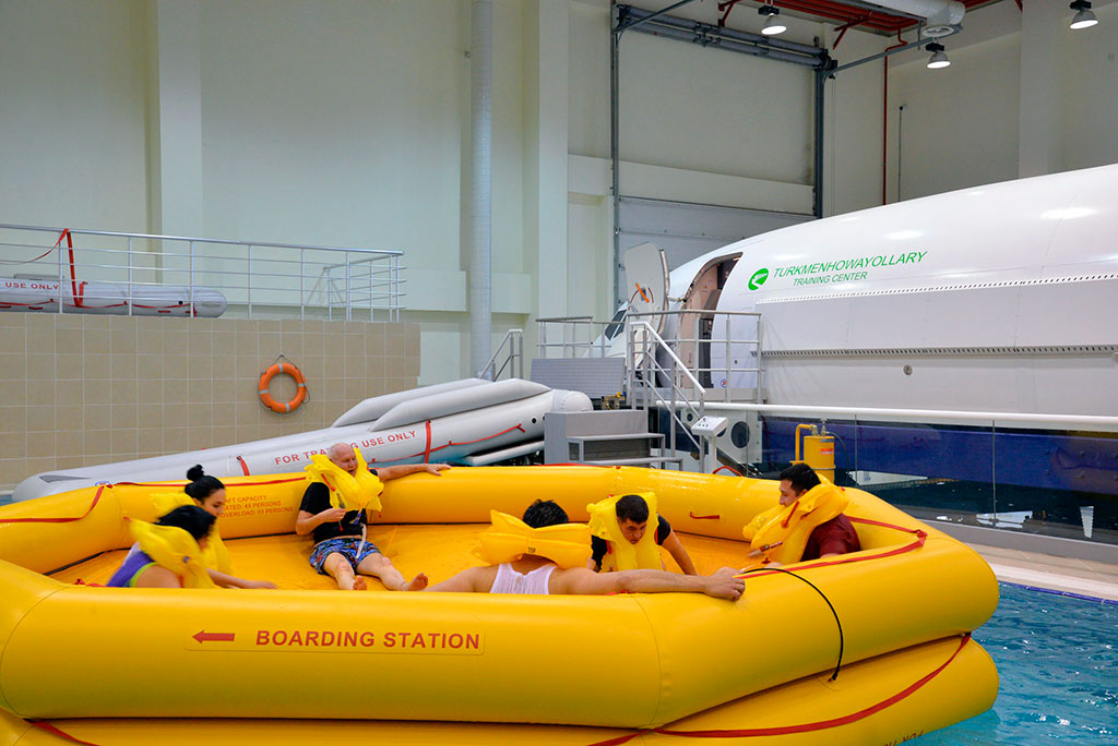 «Türkmenhowaýollary» agentliginiň ekipažlary heläkçiliklerde halas ediş taýýarlygyny kämilleşdirýärler