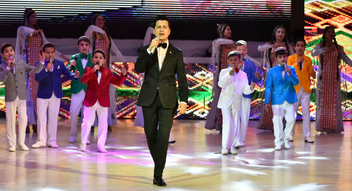 В честь туркменских женщин состоялся праздничный концерт 