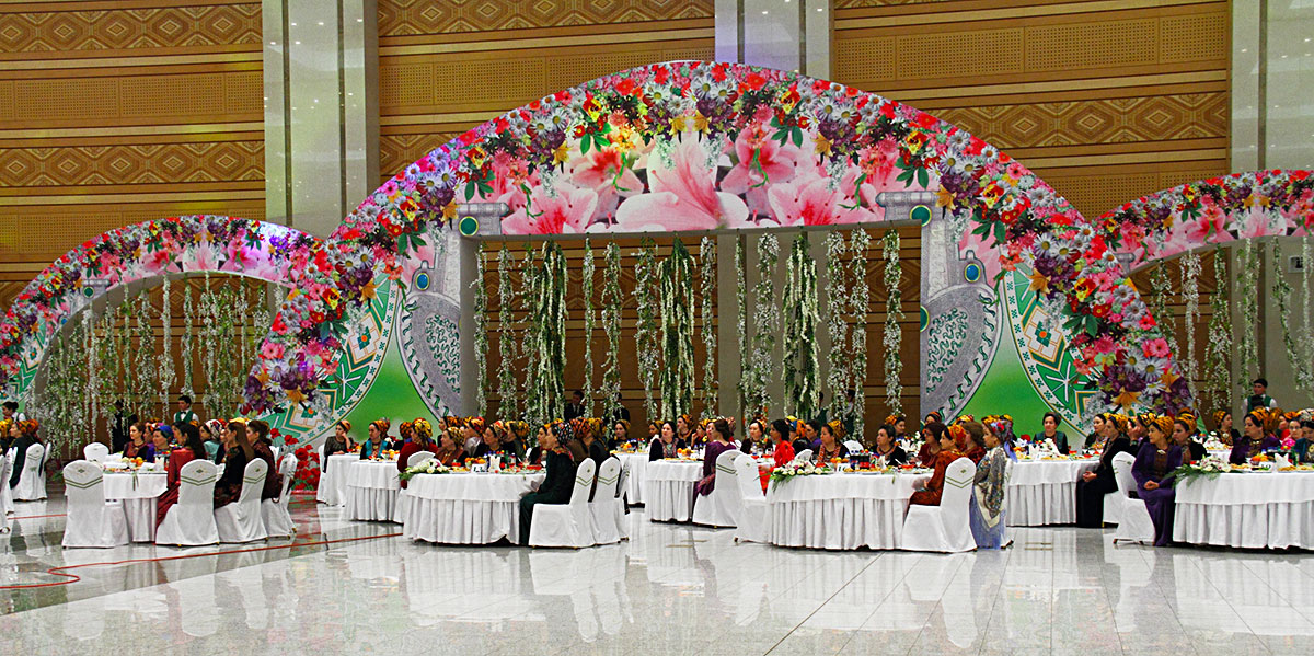 Свои выступления женщинам посвятили ведущие солисты и танцевальные коллективы 