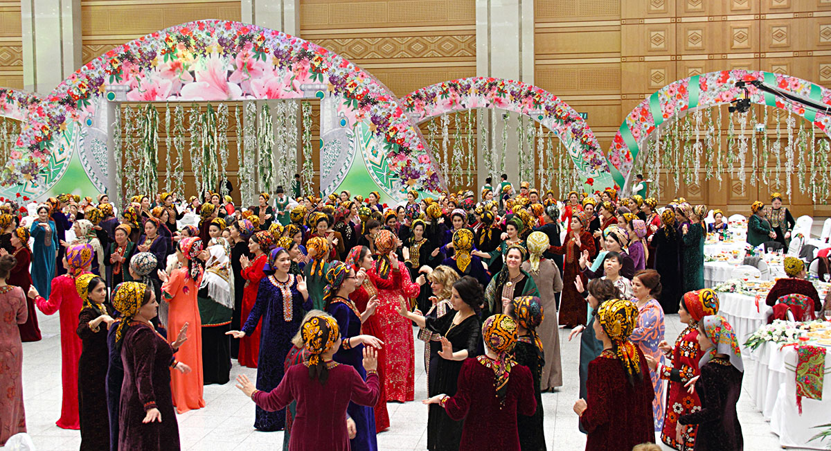 Свои выступления женщинам посвятили ведущие солисты и танцевальные коллективы 