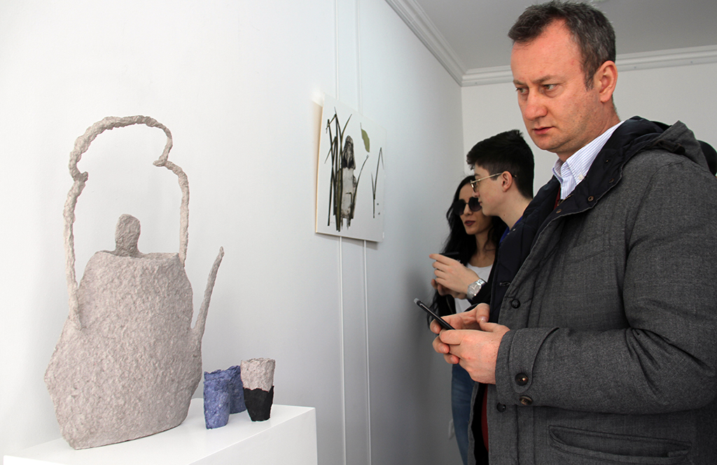 Французская художница Ирис Фоссье пригласила ашхабадцев в мир папье-маше