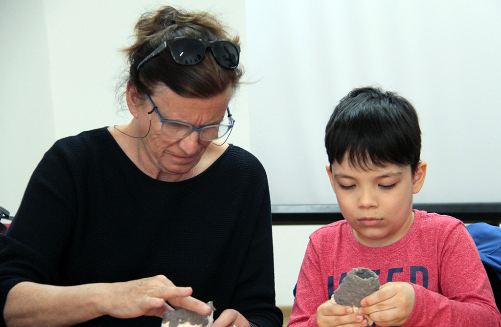 Французская художница Ирис Фоссье пригласила ашхабадцев в мир папье-маше