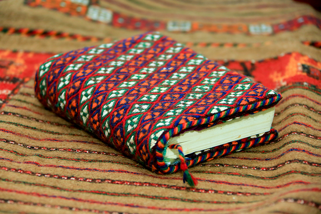 Annabibi Yslamowanyň döredijiliginde gadymy halyçylyk sungatynyň täze ugurlary