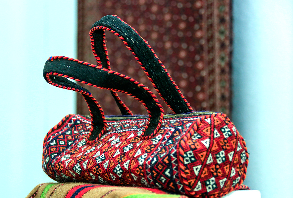 Annabibi Yslamowanyň döredijiliginde gadymy halyçylyk sungatynyň täze ugurlary