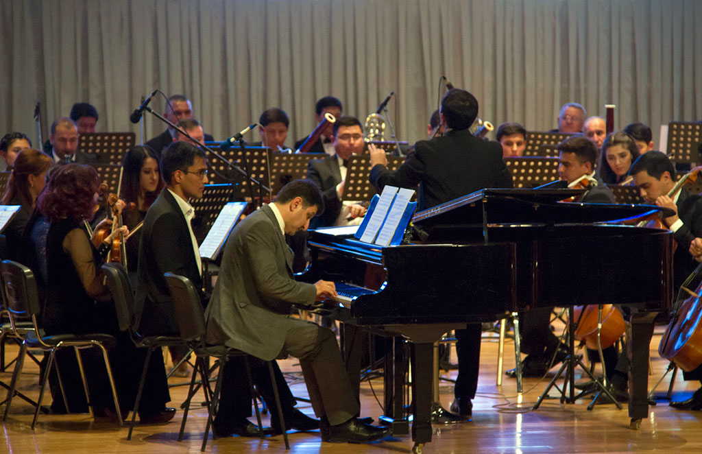 Оркестр под управлением Расула Клычева представил программу для юных меломанов 