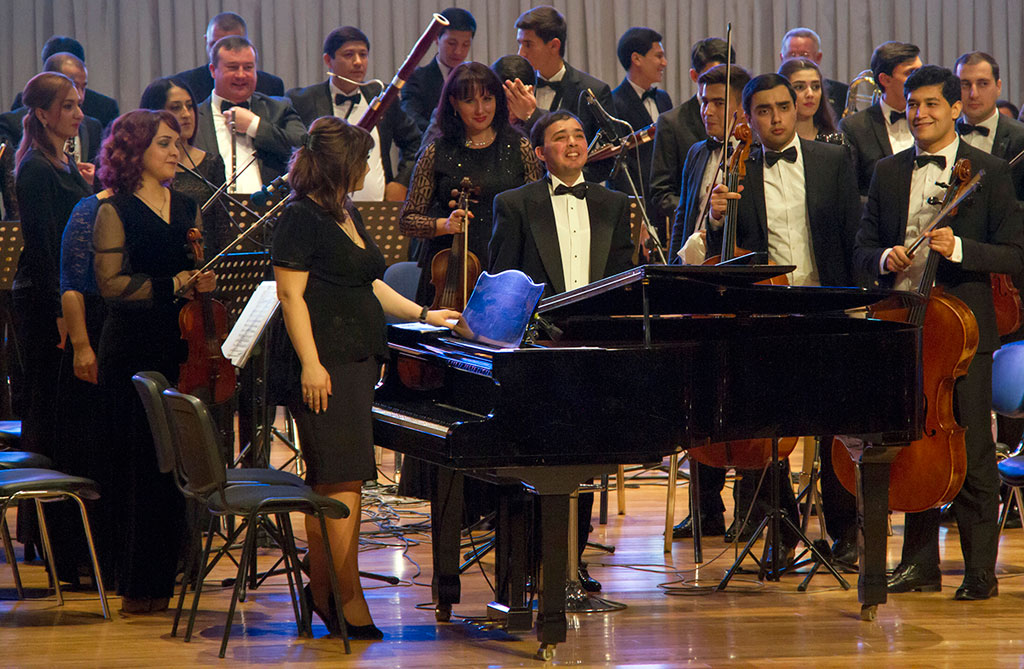 Оркестр под управлением Расула Клычева представил программу для юных меломанов 