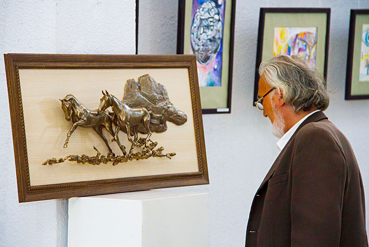 Ашхабадцы познакомились с творчеством молодого поколения мургабской живописной школы 