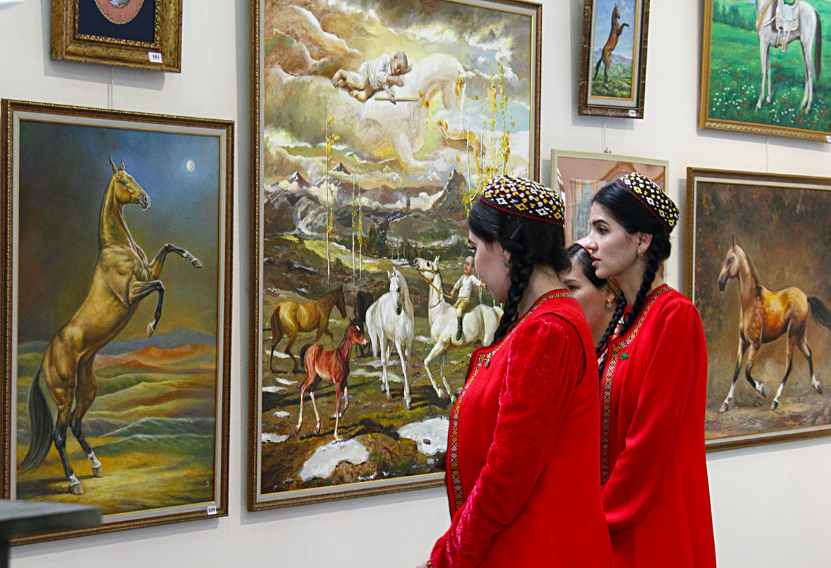 Открылась выставка конкурсных работ, посвящённых ахалтекинскому скакуну 