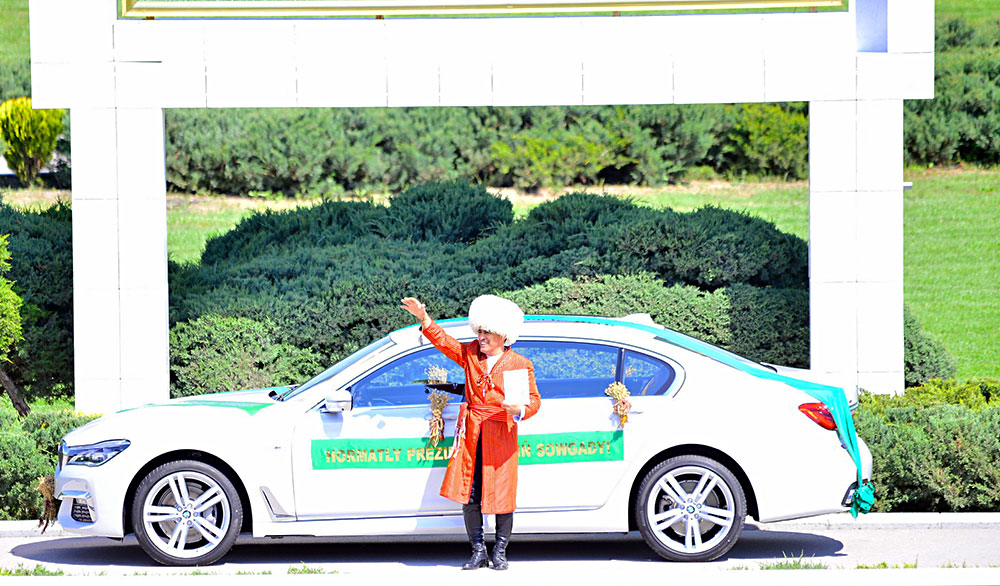 В Ахалтекинском конном комплексе Президента Туркменистана прошли состязания среди наездников-наставников 