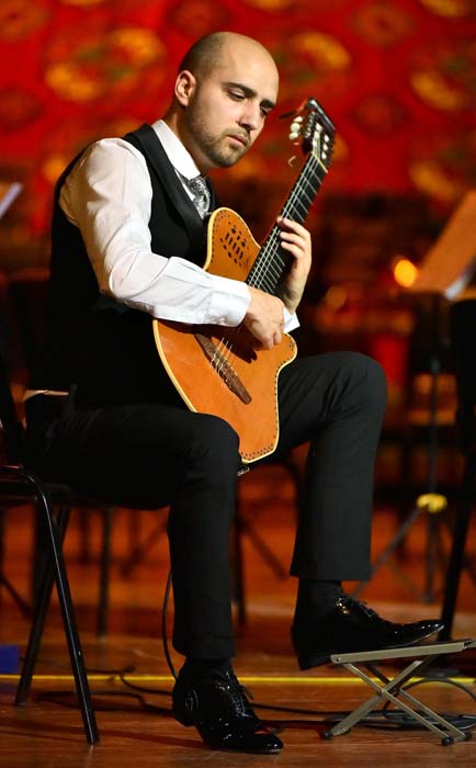 Ашхабадцы познакомились с творчеством румынского трио «Zamfirescu» и певца Адриана Нуара