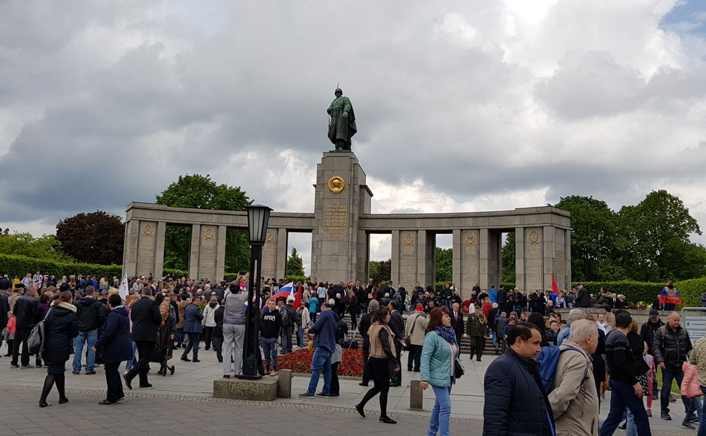 Türkmenistanyň Berlindäki diplomatik wekilhanasynyň işgärleri  Beýik Ýeňşiň 74 ýyllygyna bagyşlanan çärelere gatnaşdylar