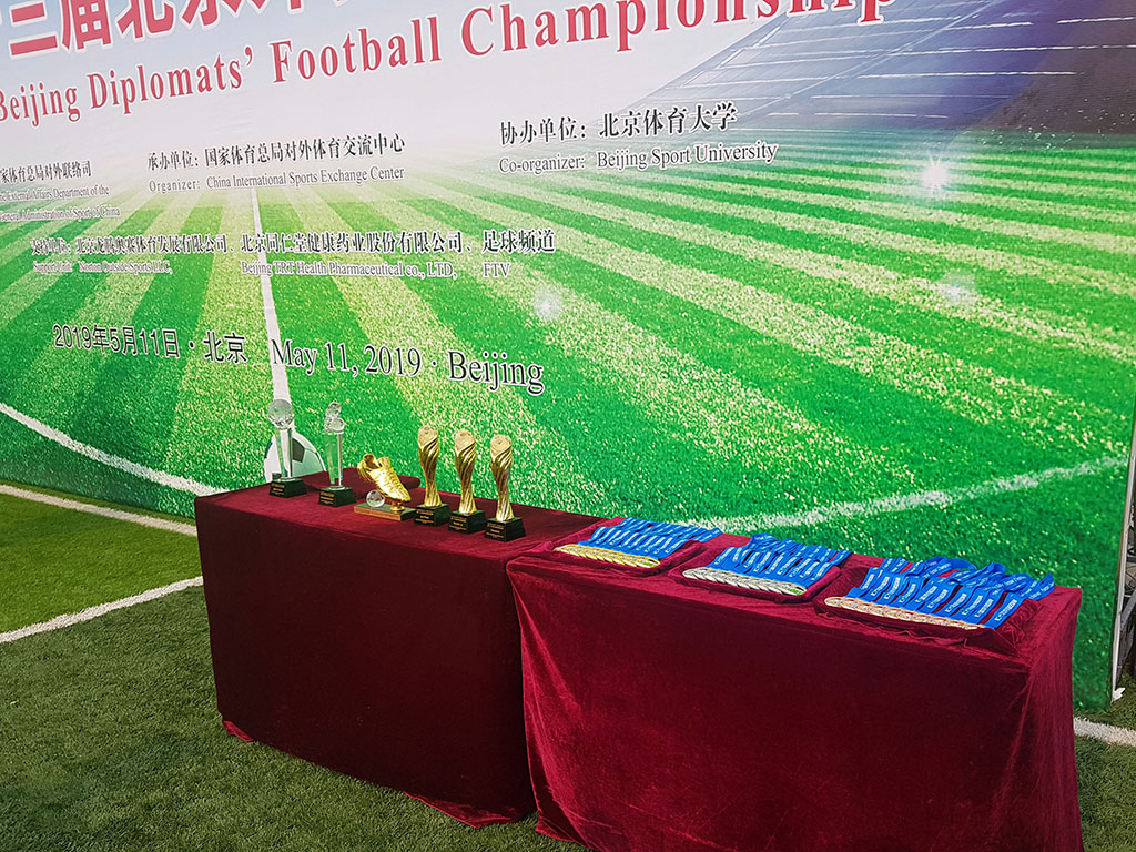 Türkmenistanyň Ilçihanasynyň topary Pekinde futbol boýunça diplomatlaryň arasynda geçirilen ýaryşyň ýeňijisi boldy