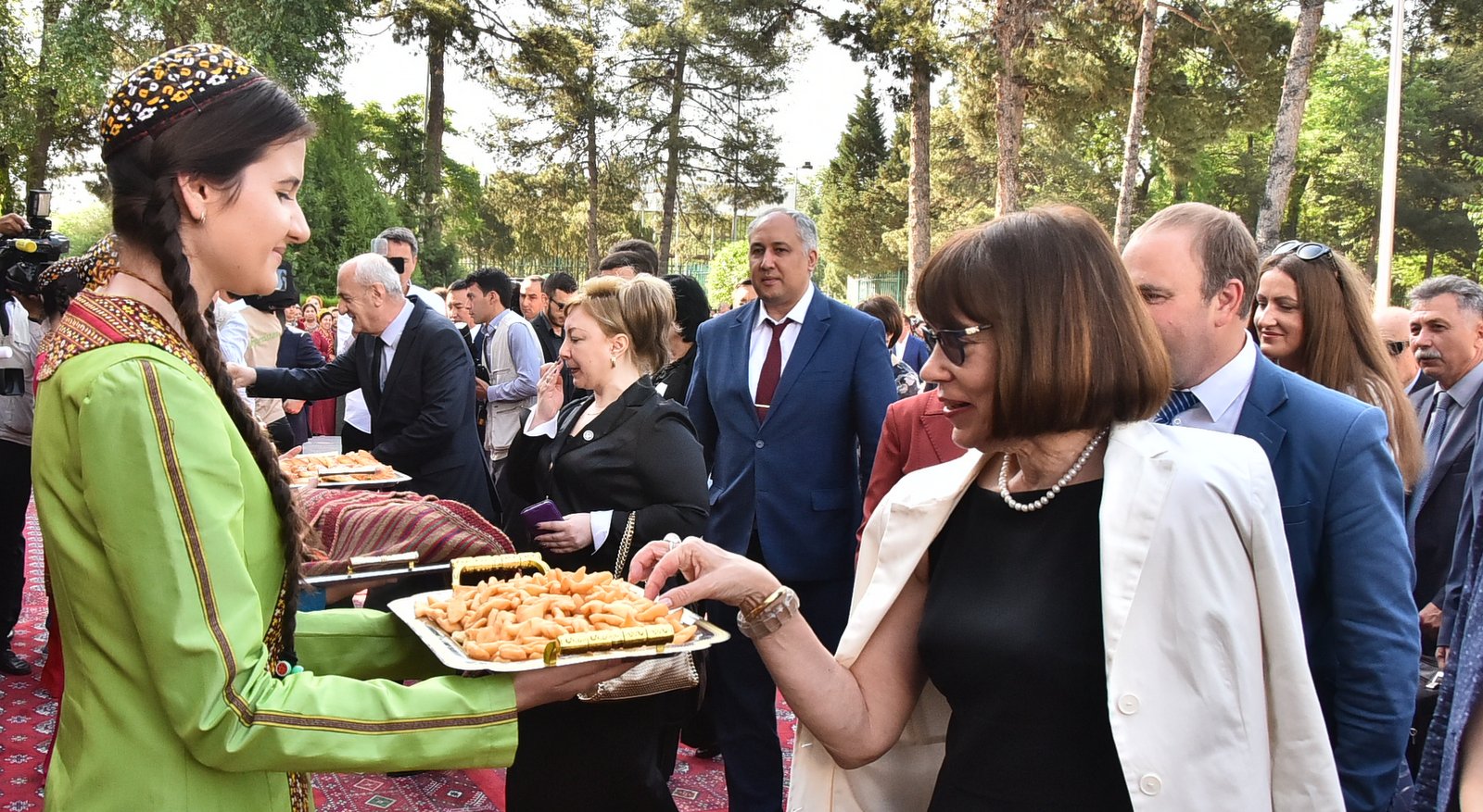 Ynsanperwer hyzmatdaşlyk — dostluk we parahatçylyk ýoly