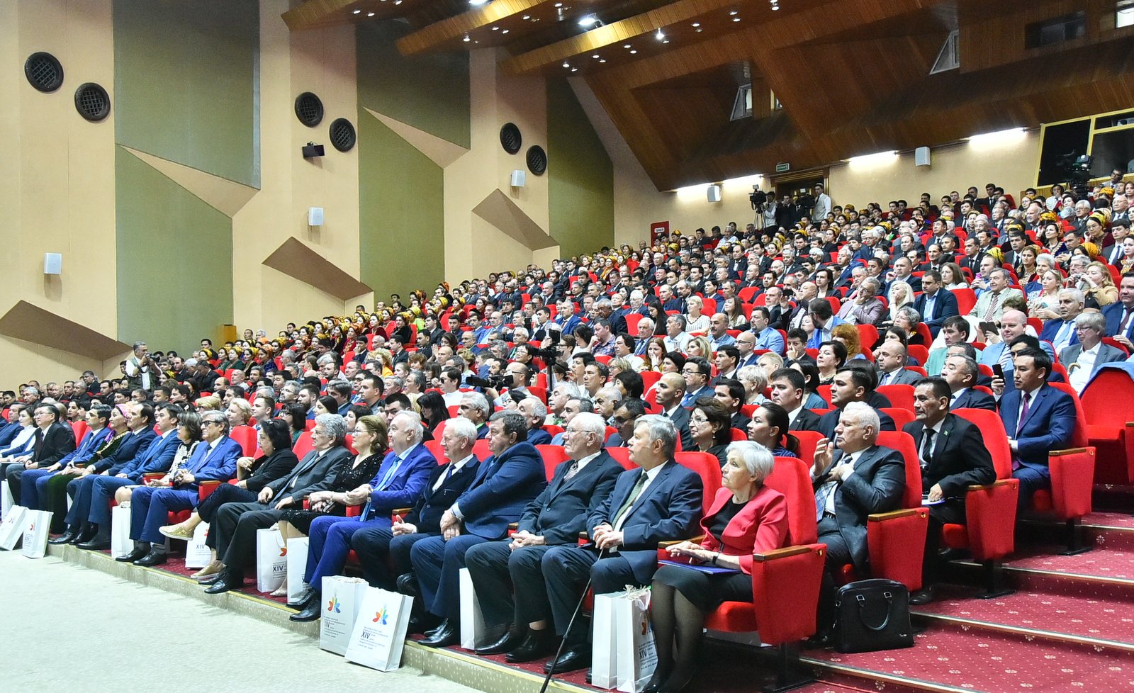 Ynsanperwer hyzmatdaşlyk — dostluk we parahatçylyk ýoly