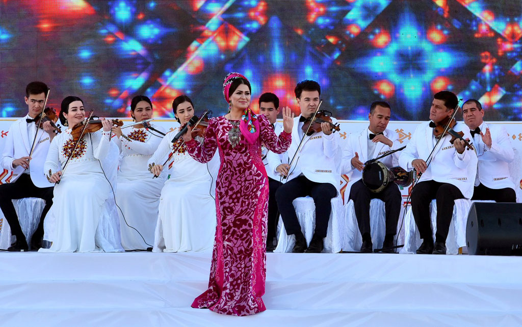 Türkmenistanyň Konstitusiýasynyň we Döwlet baýdagynyň gününiň hormatyna aýdym-sazly dabaralar