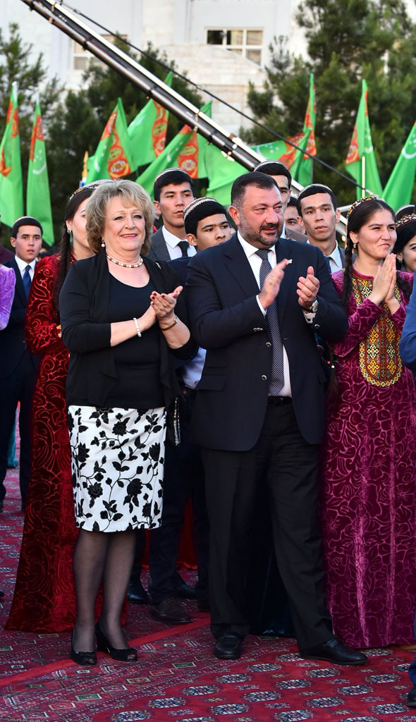 Türkmenistanyň Konstitusiýasynyň we Döwlet baýdagynyň gününiň hormatyna aýdym-sazly dabaralar