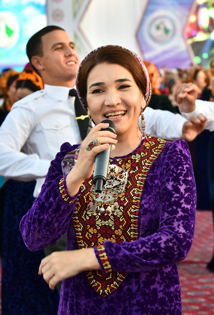 Türkmenistanyň Konstitusiýasynyň we Döwlet baýdagynyň gününiň hormatyna aýdym-sazly dabaralar