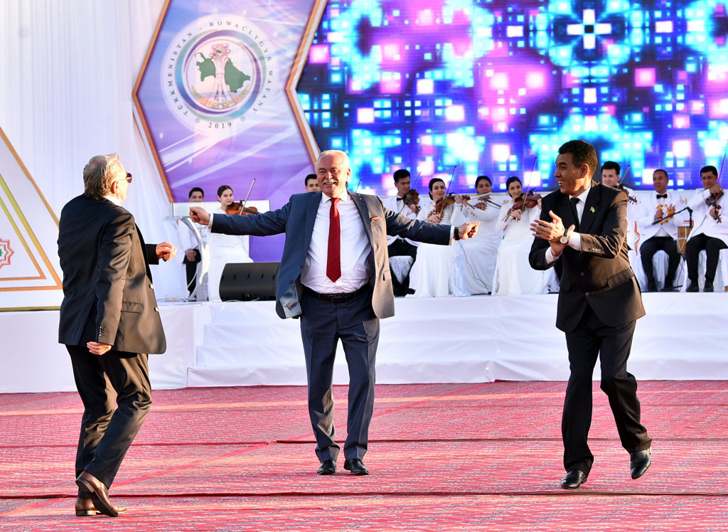 Türkmenistanyň Konstitusiýasynyň we Döwlet baýdagynyň gününiň hormatyna aýdym-sazly dabaralar