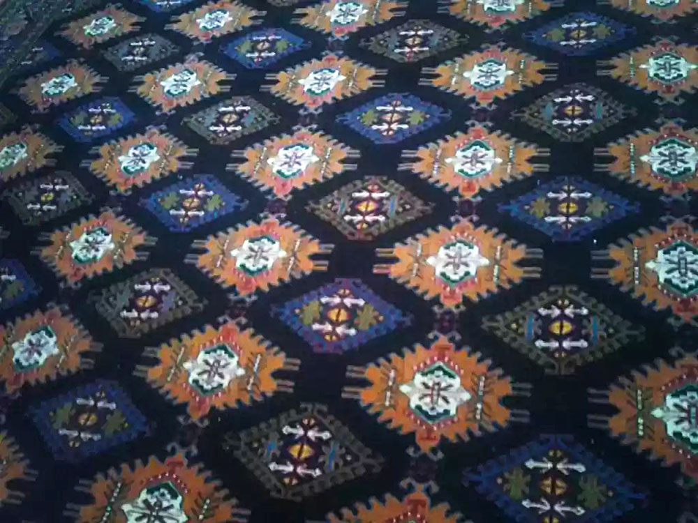 Daşoguzly halyçylar gadymy gölleriň esasynda  owadan  halylary dokaýarlar