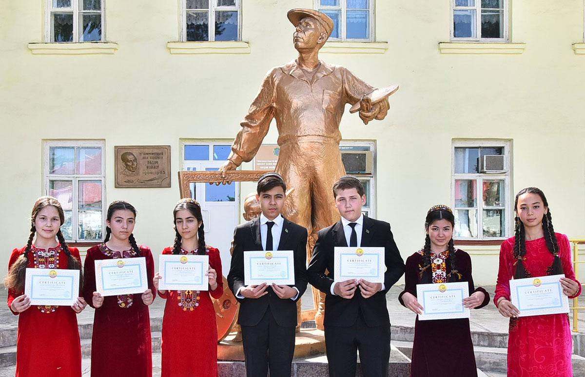Bäşim Nuraly adyndaky çeperçilik mekdebiniň uçurymlarynyň işleriniň sergisi açyldy