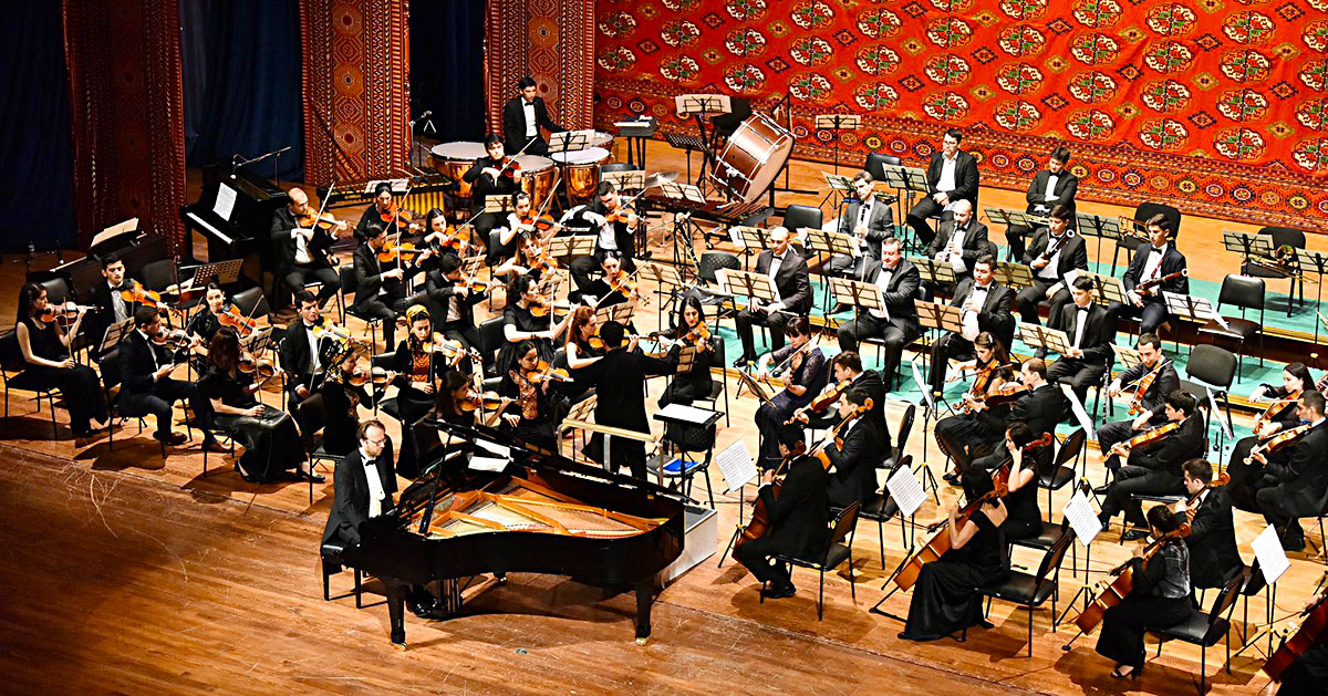 Итальянский пианист Роберто Просседа дал концерт в Ашхабаде 