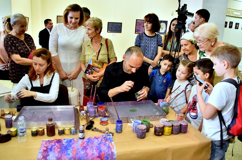 Suwdaky reňkler: aşgabatlylar ebru suratlaryny çekmegiň syrlary bilen tanyşdylar