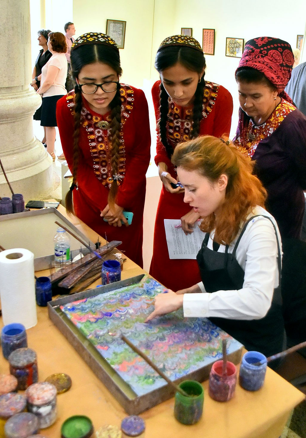 Suwdaky reňkler: aşgabatlylar ebru suratlaryny çekmegiň syrlary bilen tanyşdylar