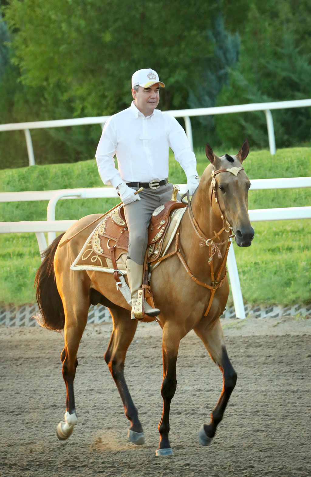 Отпуск туркменского лидера: активный досуг, литературное и музыкальное творчество