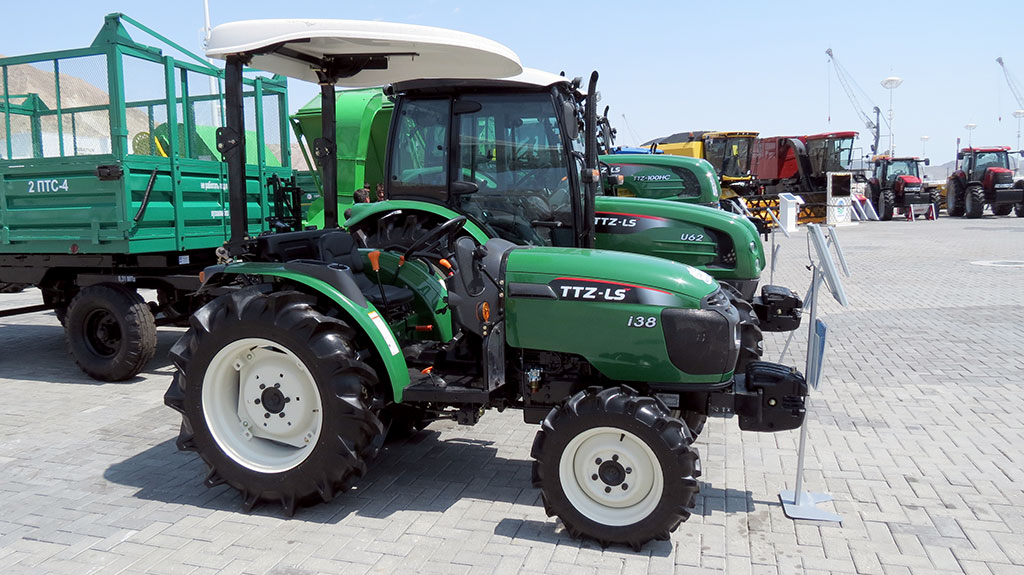 Туркменский лидер и высокие гости посетили инновыставку и автосмотр 