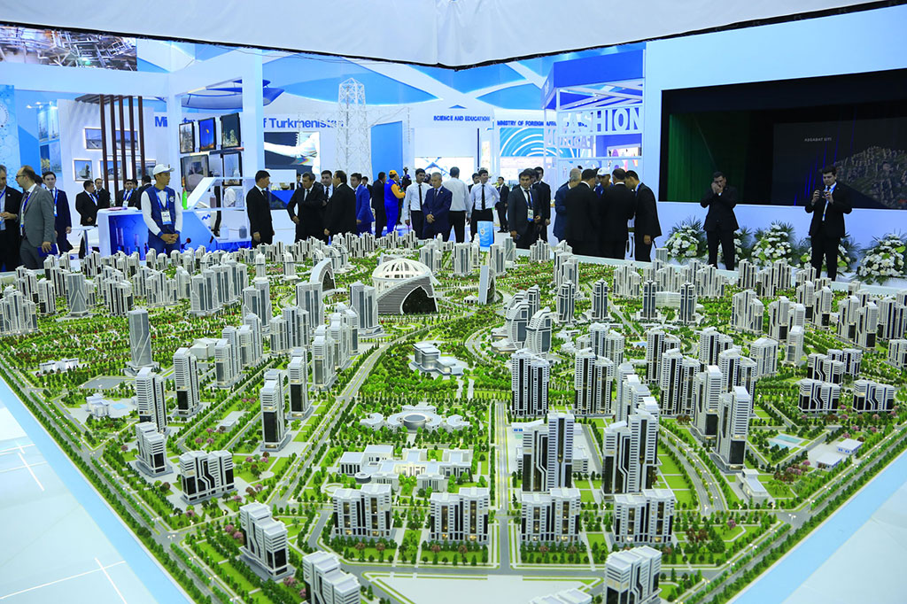 Туркменский лидер и высокие гости посетили инновыставку и автосмотр 