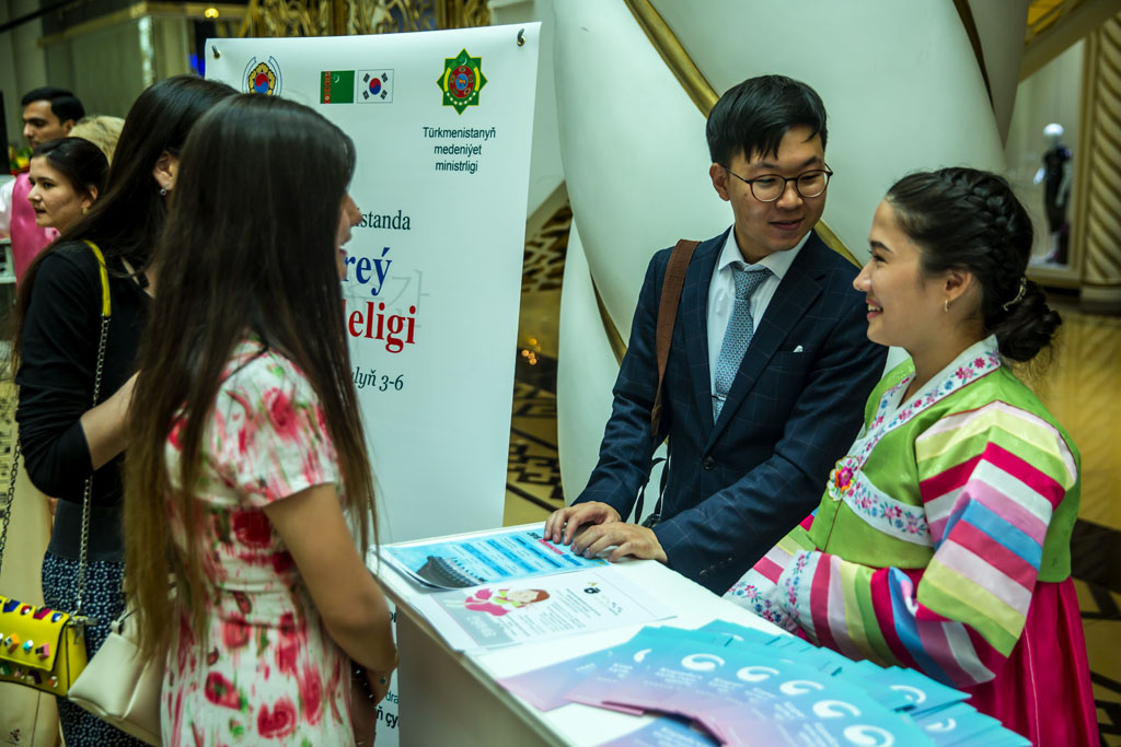 Ашхабадцы примерили корейский традиционный костюм – ханбок 