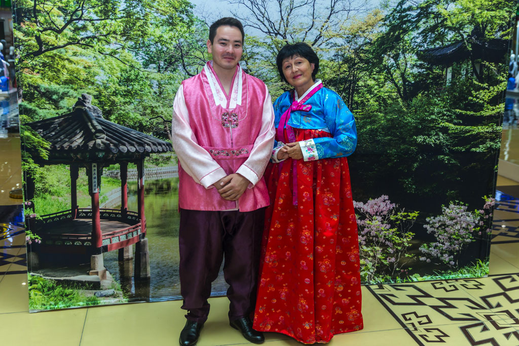 Ашхабадцы примерили корейский традиционный костюм – ханбок 