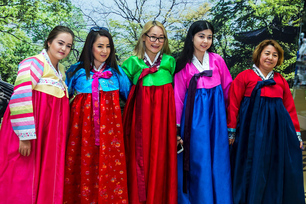 Ашхабадцы примерили корейский традиционный костюм – ханбок 