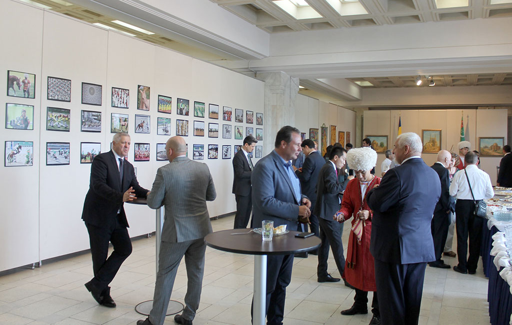 Buharestde türkmen halkynyň medeni ýörelgelеri we sungaty görkezilýär 