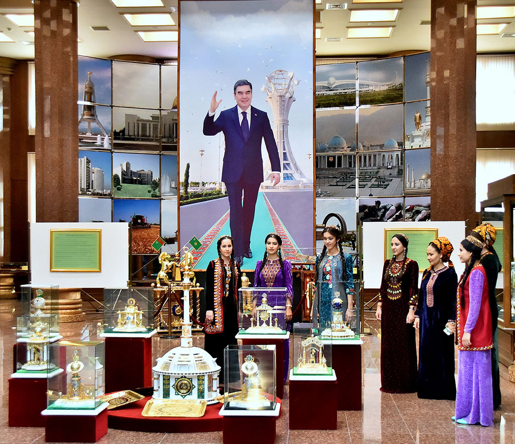 28-й годовщине независимости посвящена выставка в Государственном музее