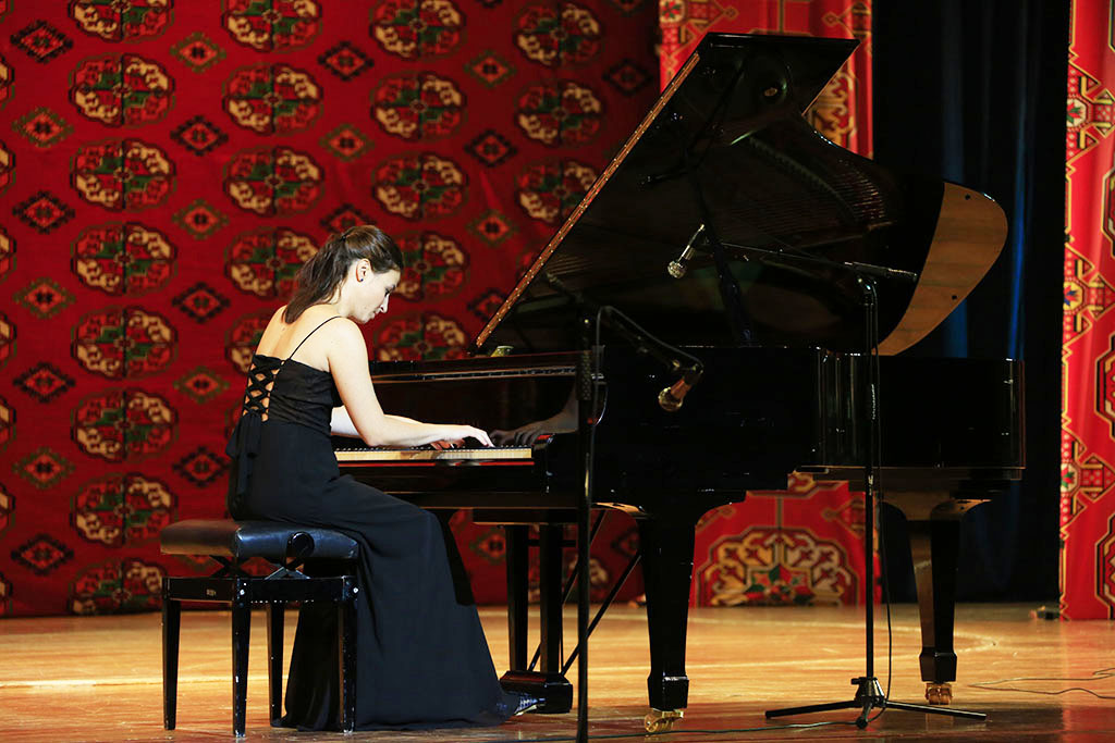 Российский пианист-виртуоз Юрий Богданов дал концерт в Ашхабаде