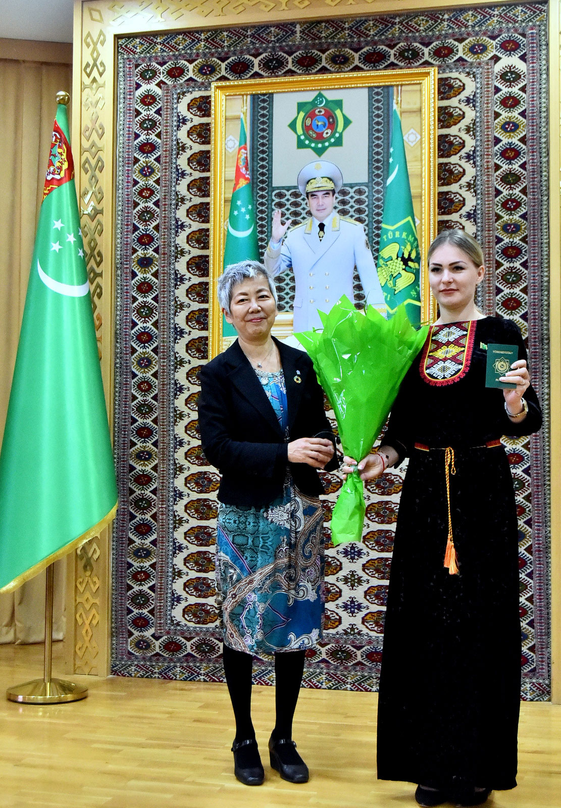 Türkmenistanyň raýatlygyna kabul edilenlere pasportlar gowşuryldy