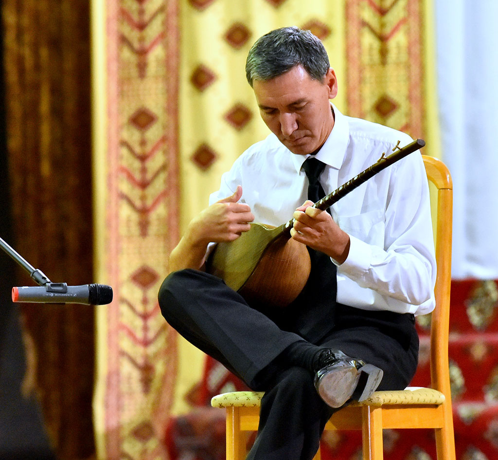 Saza bagyşlanýar: nusgawy eserler we ýbörelgeler