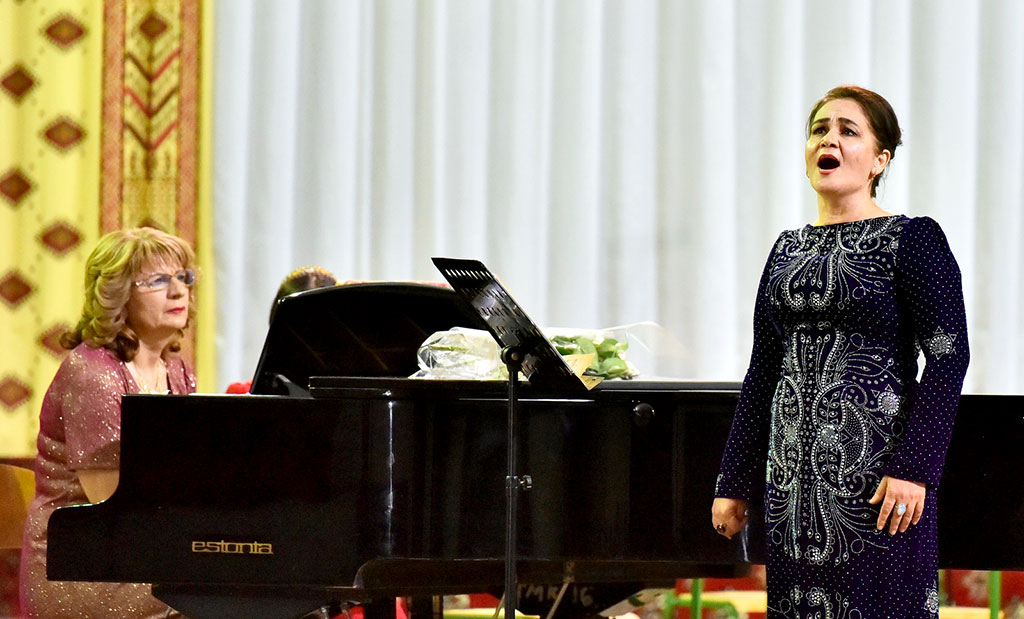 Saza bagyşlanýar: nusgawy eserler we ýbörelgeler