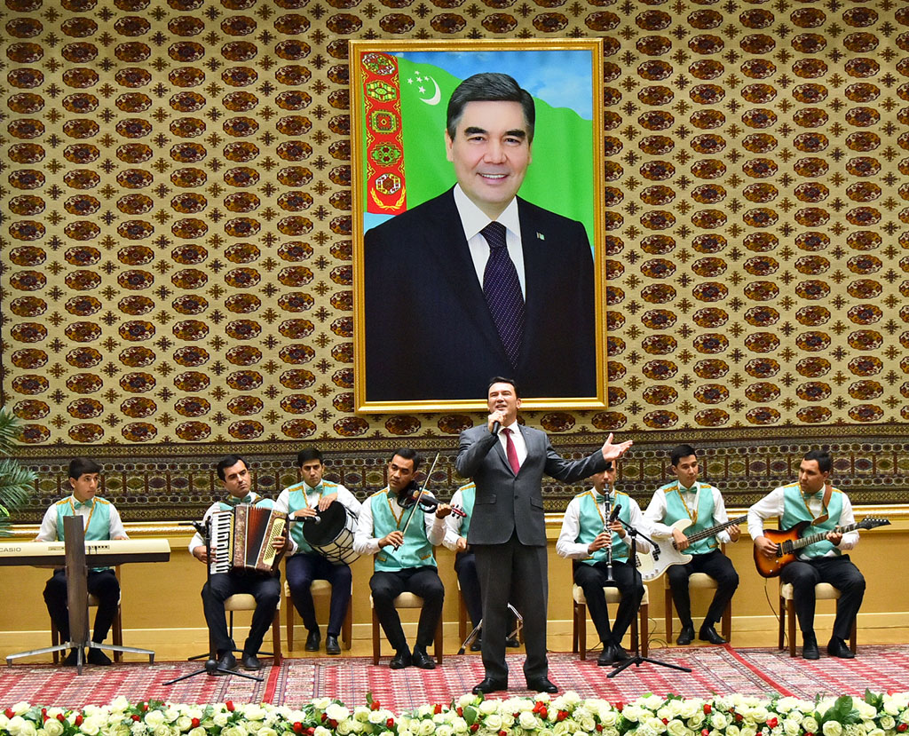 Watanymyzyň bähbidine çeken halal zähmeti üçin döwlet sylaglary gowşuryldy