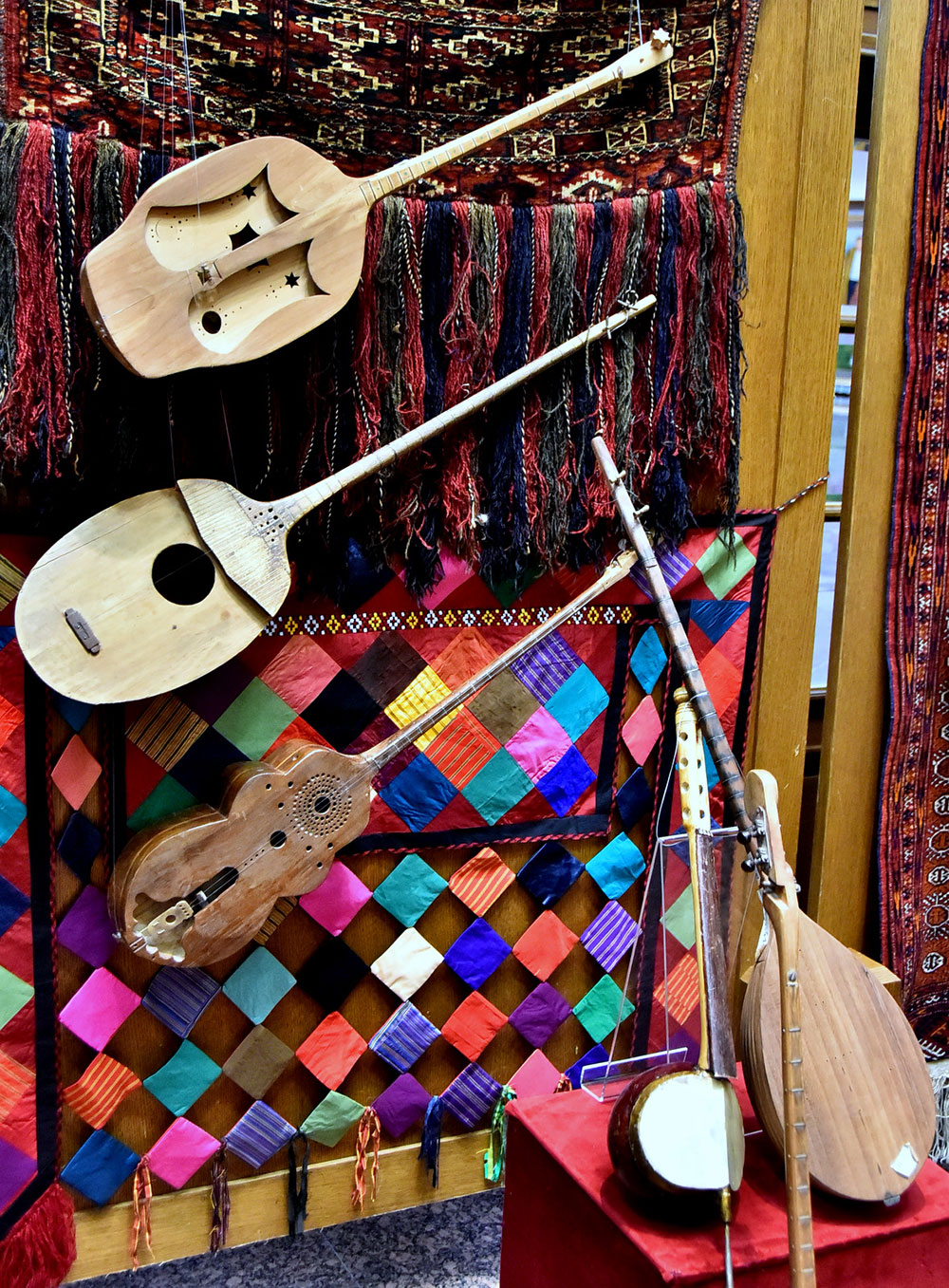 Nakgaş, sazanda, täzelikçi  Bäşim Nurala bagyşlanan sergi 