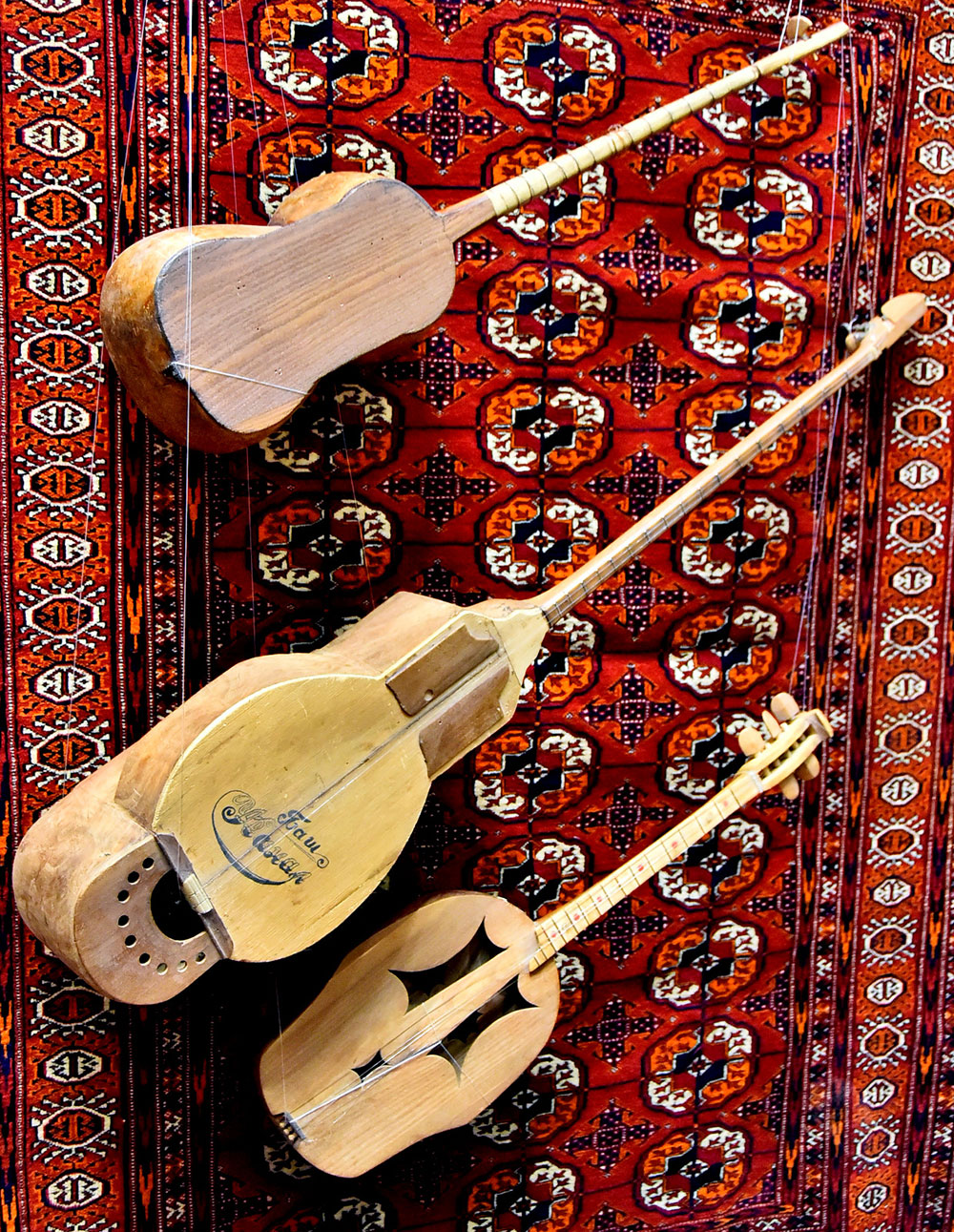 Nakgaş, sazanda, täzelikçi  Bäşim Nurala bagyşlanan sergi 