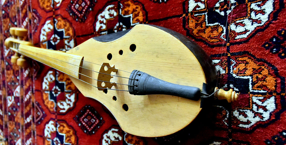 Nakgaş, sazanda, täzelikçi  Bäşim Nurala bagyşlanan sergi 