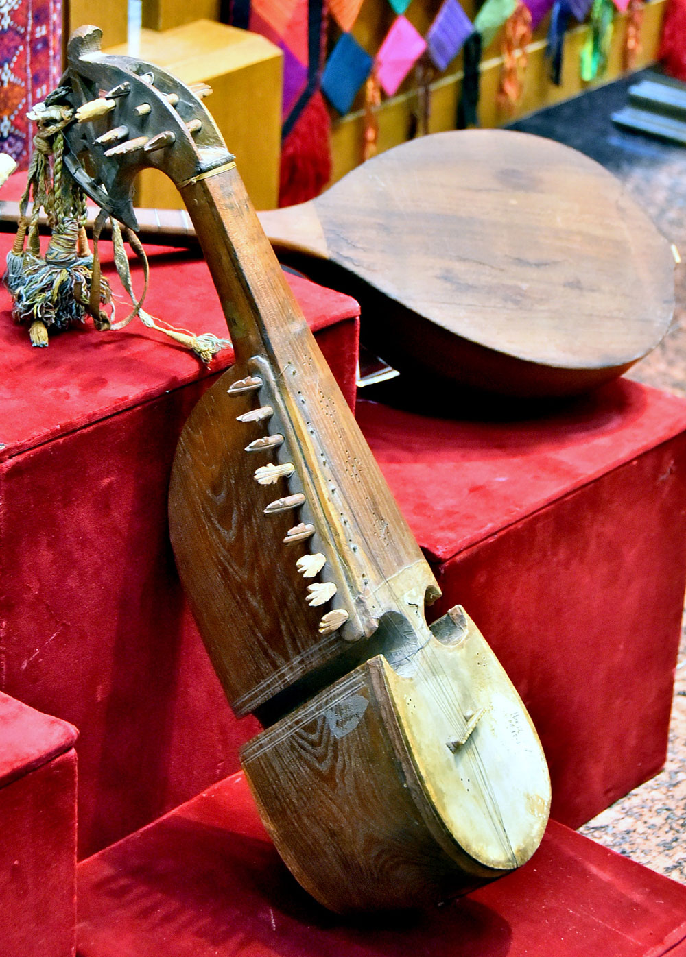 Nakgaş, sazanda, täzelikçi  Bäşim Nurala bagyşlanan sergi 