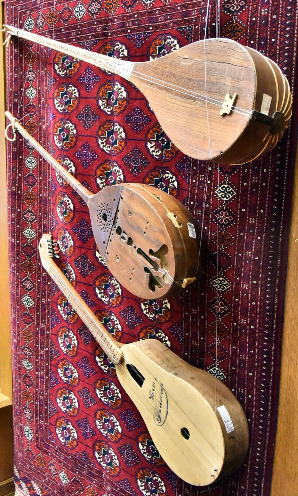 Nakgaş, sazanda, täzelikçi  Bäşim Nurala bagyşlanan sergi 