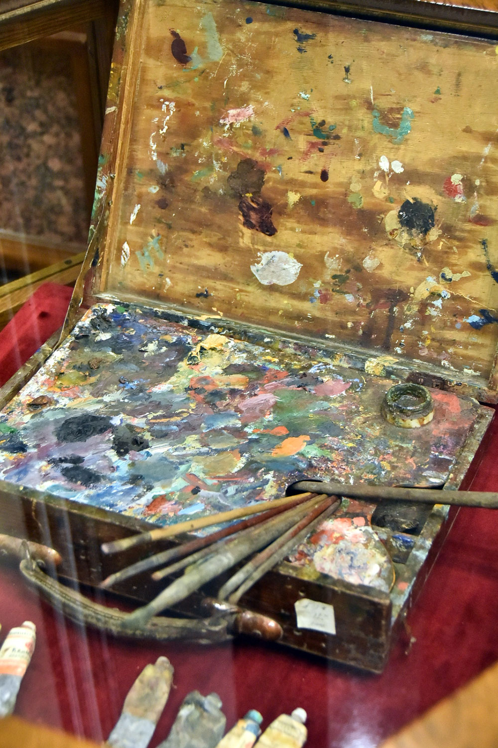 Nakgaş, sazanda, täzelikçi  Bäşim Nurala bagyşlanan sergi 