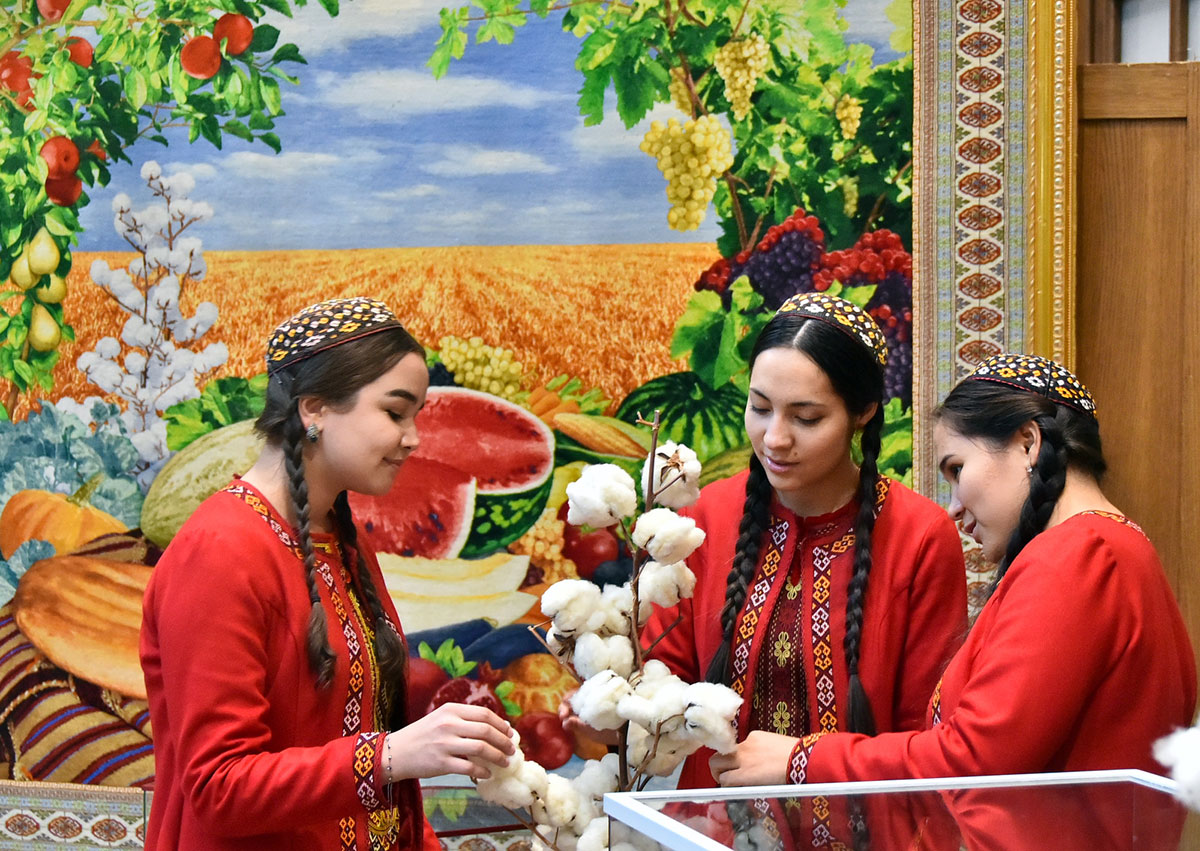 Hasyl  toýuna bagyşlanan  sergi açyldy